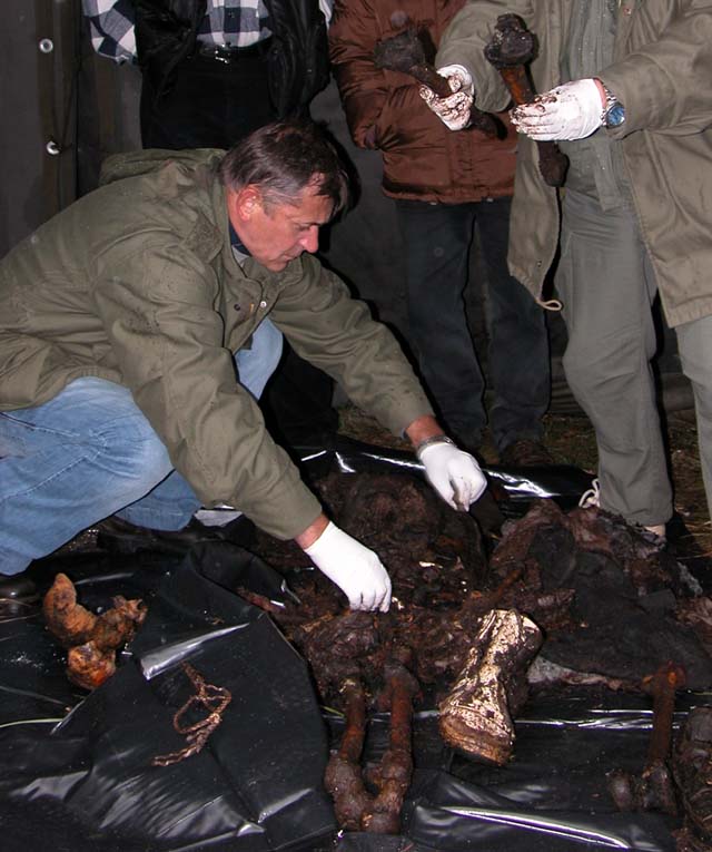 Ekshumacija jame Golubnjača/Foto arhiva Lika pressa snimio Marko ČULJAT, 2004.                                                                                                                                                                            